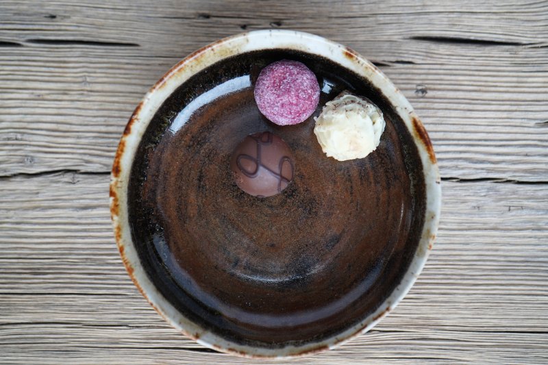Keramik Schälchen für Oliven, Nüsse oder Pralinen handgetöpfert - braun schimmernd mit weißen Effekten